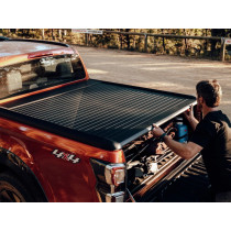 Couvre-benne RealTruck Mountain Top EVOm Manuel Cover Noir Toyota Hilux 2016+ Double Cab