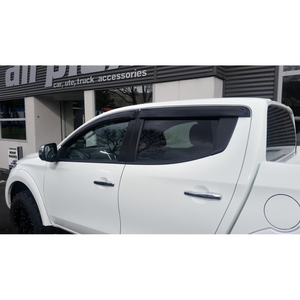 Déflecteur de porte WeatherShields Toyota Hilux Revo 2015-